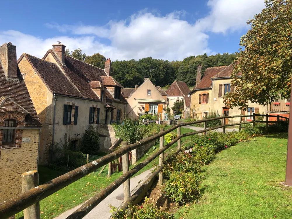 Allée de village pittoresque aux alentours du camping la venise de l'ouest
