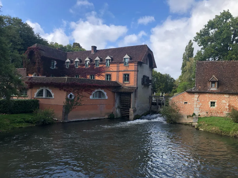 Vue pittoresque sur l'ancien moulin à eau de la ville, emblème du patrimoine historique de la "Venise de l'Ouest".